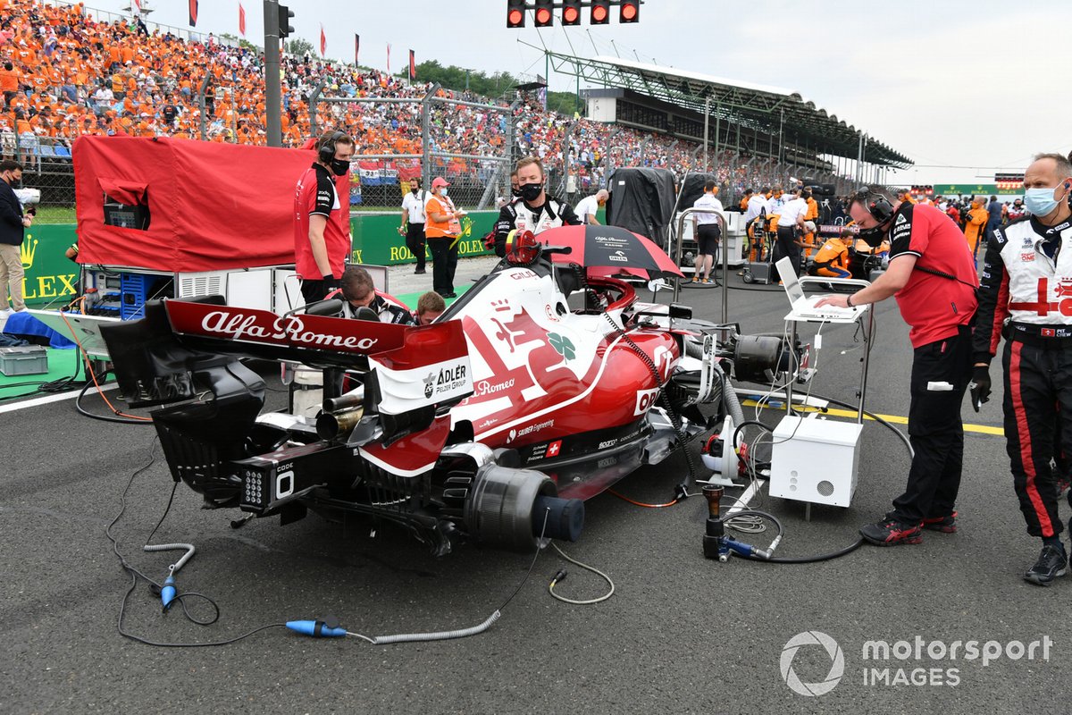 Mekanik tim di grid bersama Kimi Raikkonen, Alfa Romeo Racing C41
