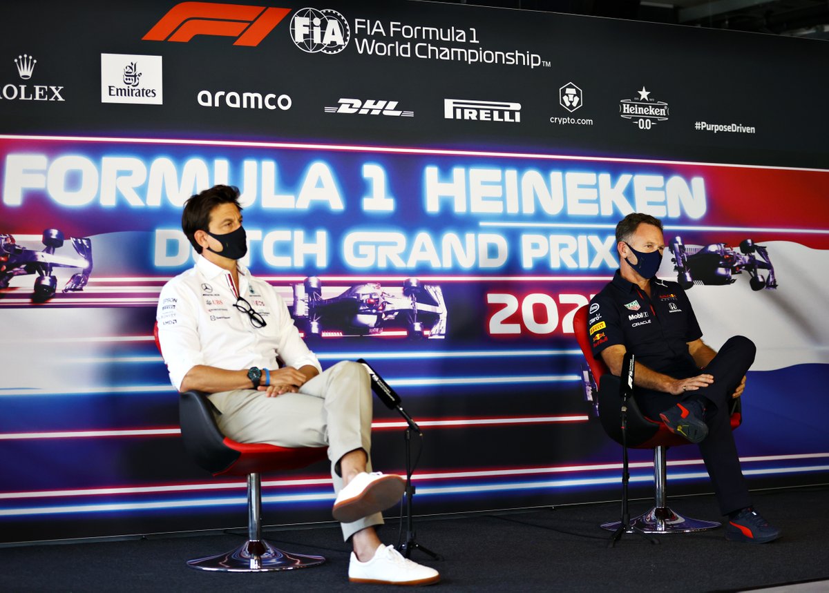 Christian Horner, Team Principal, Red Bull Racing, bersama Toto Wolff, Team Principal dan CEO, Mercedes AMG, dalam konferensi pers F1 GP Belanda 2021.