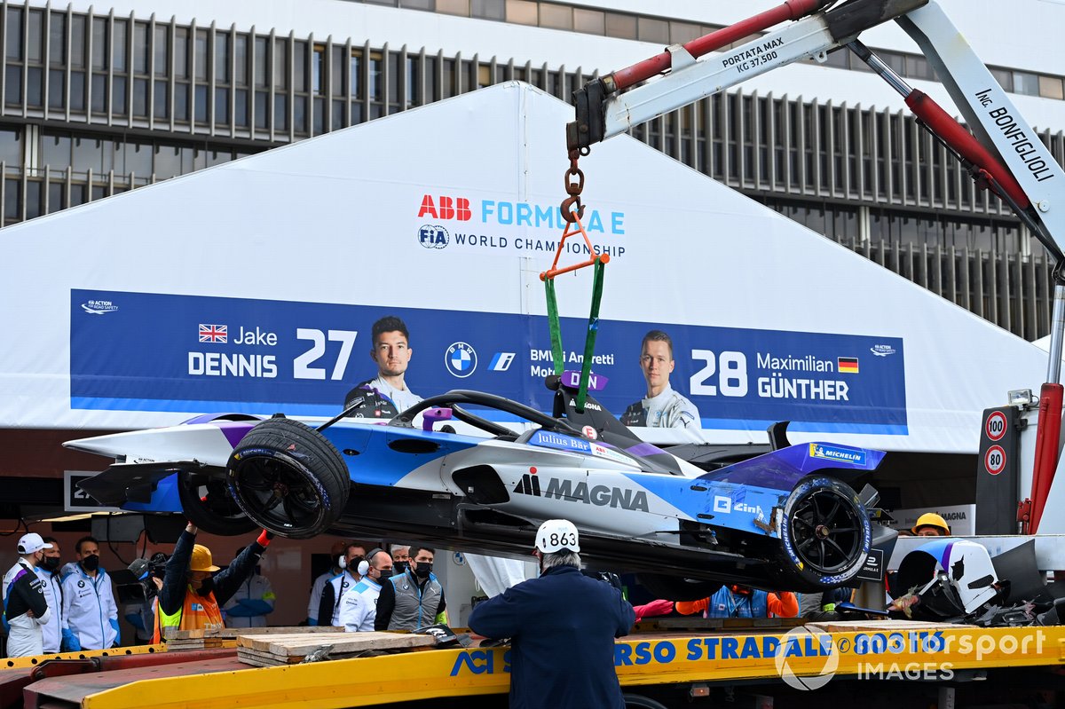 Tim mekanik menurunkan mobil Jake Dennis dari Tim BMW I Andretti Motorsport, BMW iFE.21, yang rusak setelah kecelakaan di FP1 Roma E-Prix, Sabtu (10/4/2021).