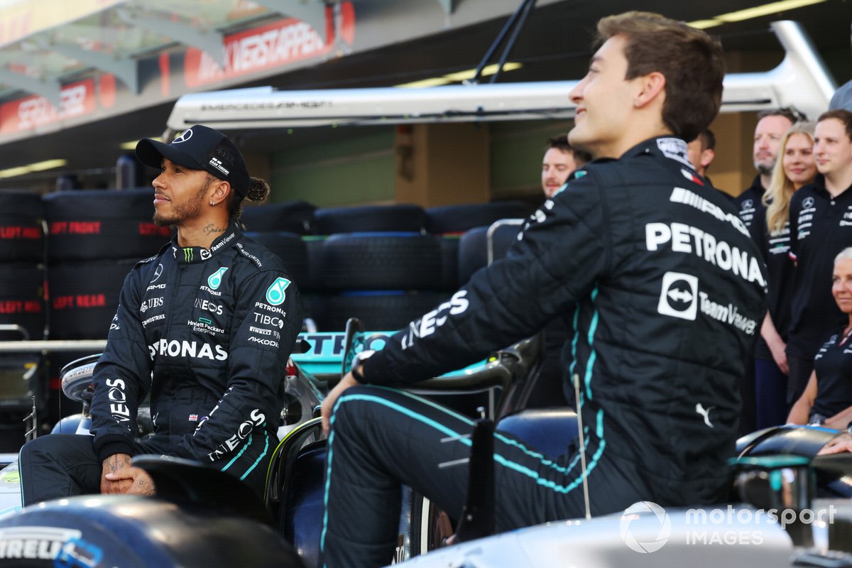 Lewis Hamilton et George Russell durant la photo de groupe Mercedes à Abu Dhabi