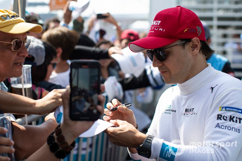 Felipe Massa, Venturi signs autographs for fans