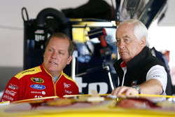 Roger Penske und Todd Gordon, Crewchief für Joey Logano, Team Penske Ford
