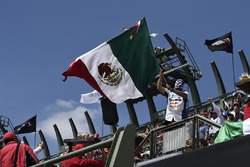 Fan ondeando a una bandera mexicana