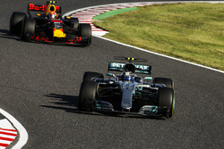 Valtteri Bottas, Mercedes AMG F1 W08, Max Verstappen, Red Bull Racing RB13