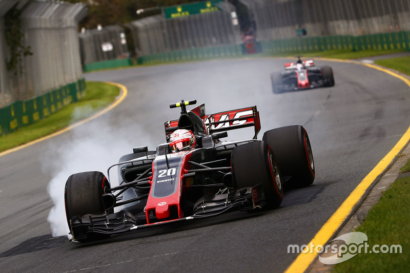 Кевін Магнуссен, Haas F1 Team VF-17, блокує гальма