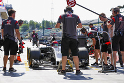 Santino Ferrucci , Haas F1 Team VF-17 pit stop