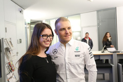 Valtteri Bottas, Mercedes AMG F1 met werknemer Mercedes-Benz
