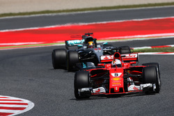 Себастьян Феттель, Ferrari SF70H, и Льюис Хэмилтон, Mercedes AMG F1 W08