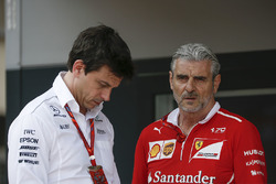 Toto Wolff, Mercedes AMG F1 Director de Motorsport y Maurizio Arrivabene, director del equipo Ferrar
