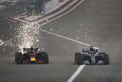 Kıvılcımlar, Max Verstappen, Red Bull Racing RB14 Tag Heuer, ve Lewis Hamilton, Mercedes AMG F1 W09 mücadele ediyor
