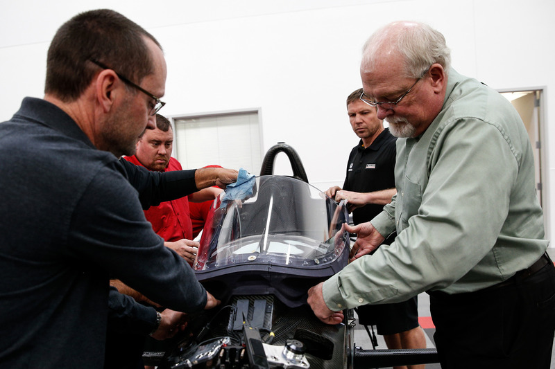 Jeff Horton, Director de Ingeniería / Seguridad de INDYCAR, instala un parabrisas en el automóvil Indy 2018 en preparación para la primera prueba