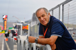 Giorgio Piola trabajando en el pit lane de F1