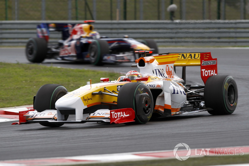 Fernando Alonso, Renault F1 Team R29, va delante de Mark Webber, Red Bull Racing RB5