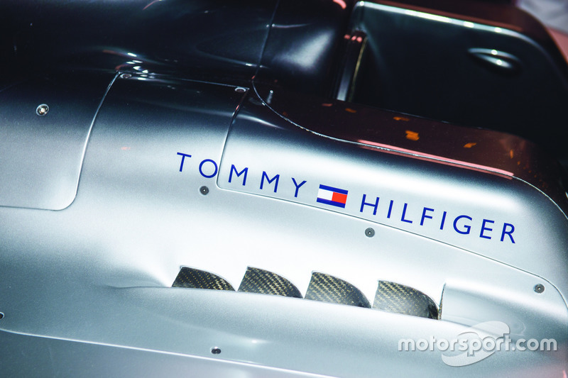Tommy Hilfiger logo op Mercedes F1-wagen