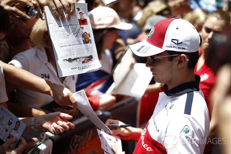 Charles Leclerc, Sauber signe des autographes