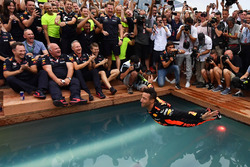 Yarış galibi Daniel Ricciardo, Red Bull Racing, Red Bull Energy Station havuzuna atlıyor