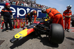 Max Verstappen, Red Bull Racing RB14 kaza sonrası aracını inceliyor