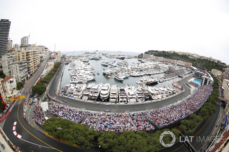 Lewis Hamilton, Mercedes AMG F1 W09, di depan Valtteri Bottas, Mercedes AMG F1 W09