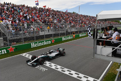 Damalı bayrak: Lewis Hamilton, Mercedes-AMG F1 W09