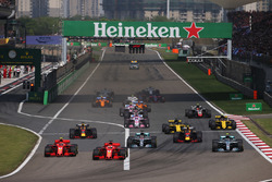 Sebastian Vettel, Ferrari SF71H, Kimi Raikkonen, Ferrari SF71H, Valtteri Bottas, Mercedes AMG F1 W09, Lewis Hamilton, Mercedes AMG F1 W09, Max Verstappen, Red Bull Racing RB14 Tag Heuer, Daniel Ricciardo, Red Bull Racing RB14 Tag Heuer, Nico Hulkenberg, Renault Sport F1 Team R.S. 18, Carlos Sainz Jr., Renault Sport F1 Team R.S. 18, e il resto del gruppo alla partenza