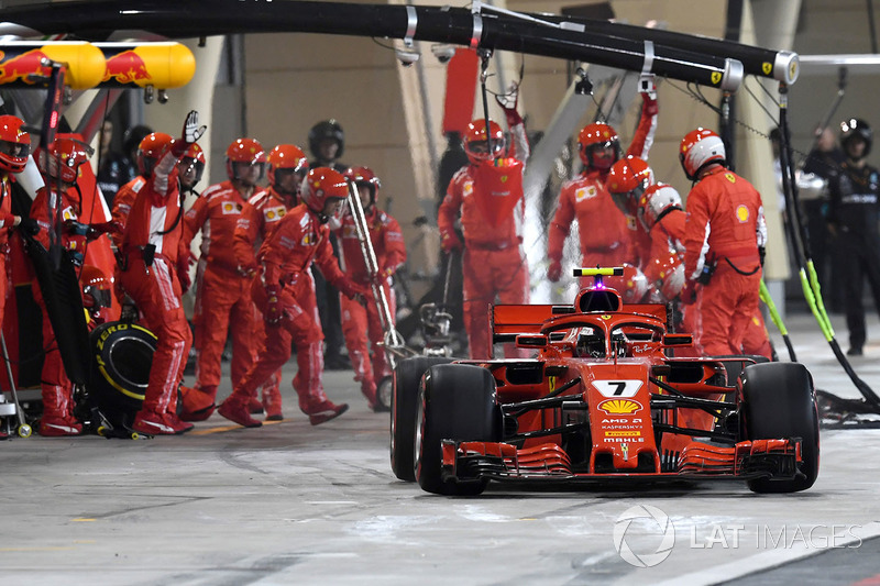 Insiden pitstop Kimi Raikkonen, Ferrari SF71H, menabrak mekanik