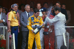 Podium: racewinnaar Ayrton Senna, Team Lotus met Lotus-baas Peter Warr