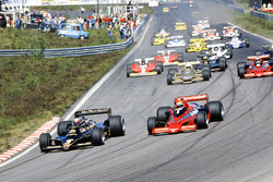 Mario Andretti, Lotus 79 Ford, voor Niki Lauda, Brabham BT46B Alfa Romeo, Riccardo Patrese, Arrows F