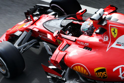 Sebastian Vettel, Ferrari SF70H, con il dispositivo shield installato sulla monoposto