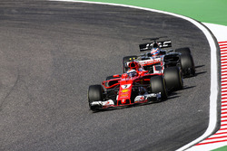 Kimi Raikkonen, Ferrari SF70H, Romain Grosjean, Haas F1 Team VF-17