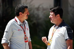 Guenther Steiner, teambaas Haas F1 Team met teammanager Dave O'Neill