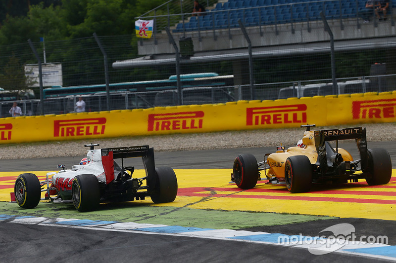 Romain Grosjean, Haas F1 Team VF-16 e Kevin Magnussen, Renault Sport F1 Team RS16 lottano per la posizione