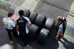 Tecnici della Pirelli con i meccanici del Sahara Force India F1 Team
