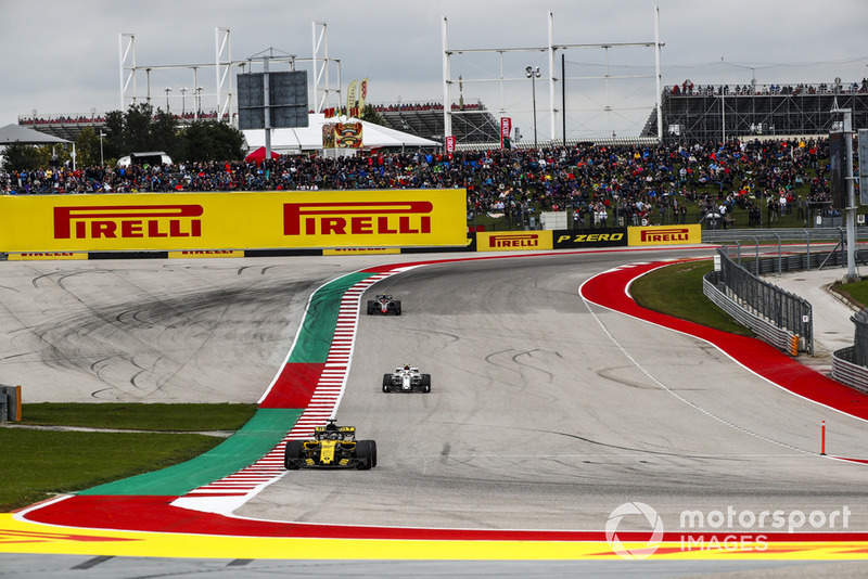 Nico Hulkenberg, Renault Sport F1 Team R.S. 18, leads Charles Leclerc, Sauber C37, and Kevin Magnussen, Haas F1 Team VF-18