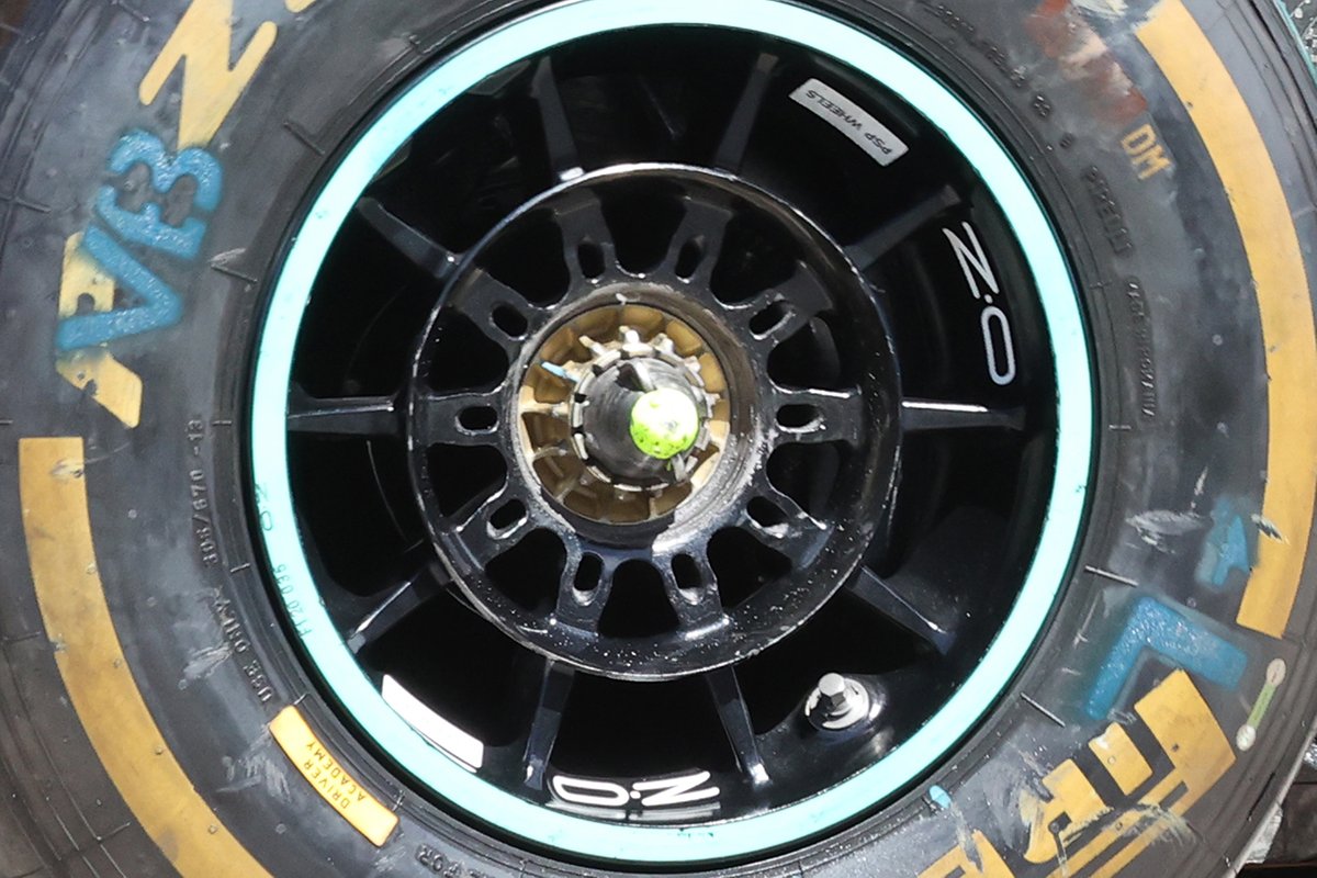 Detalle de la tuerca de la rueda del Mercedes W12 de Valtteri Bottas