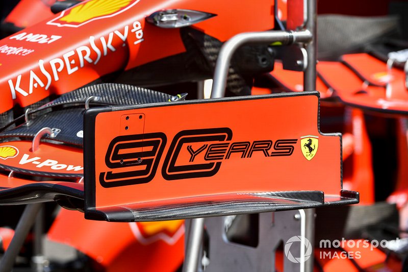 La nuova paratia dell'ala anteriore Ferrari con il taglio nel bordo d'uscita e con il deviatore di flusso triangolare sul marciapiede