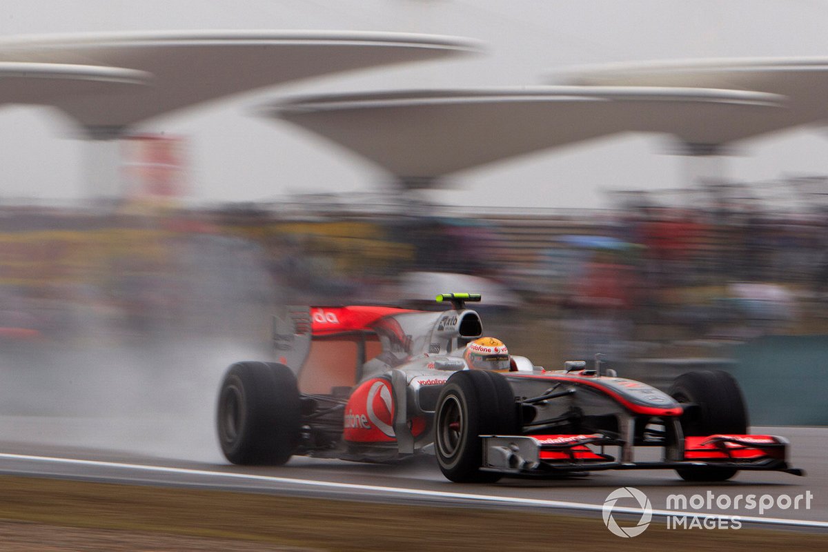 Lewis Hamilton menggeber McLaren MP4-25A di GP Cina 2010.