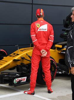 Sebastian Vettel, Ferrari festeggia nel parco chiuso e osserva la Renault Sport F1 Team RS17