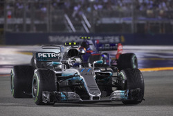 Valtteri Bottas, Mercedes AMG F1 W08, Carlos Sainz Jr., Scuderia Toro Rosso STR12