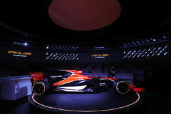 Zak Brown, Director Ejecutivo de McLaren Technology Group, habla con el presentador Simon Lazenby du