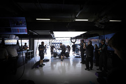 Sfeerbeeld vanuit de Mercedes AMG F1 Team-pitbox