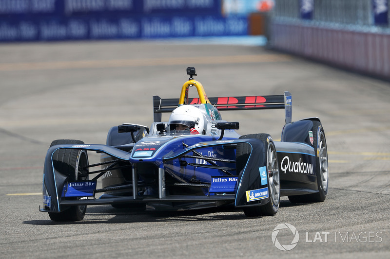 La modella Emily Ratajkowski, alla guida di una Formula E