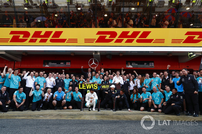 Hamilton tarolt a Mercedesszel Barcelonában - F1 2018