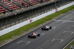 Pierre Gasly, Scuderia Toro Rosso STR13 ve Max Verstappen, Red Bull Racing RB14