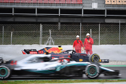 Lewis Hamilton, Mercedes-AMG F1 W09 passes Max Verstappen, Red Bull Racing RB14 in the gravel