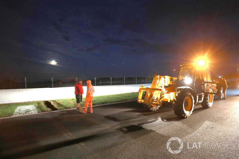 夜を徹して作業が行われるシルバーストン