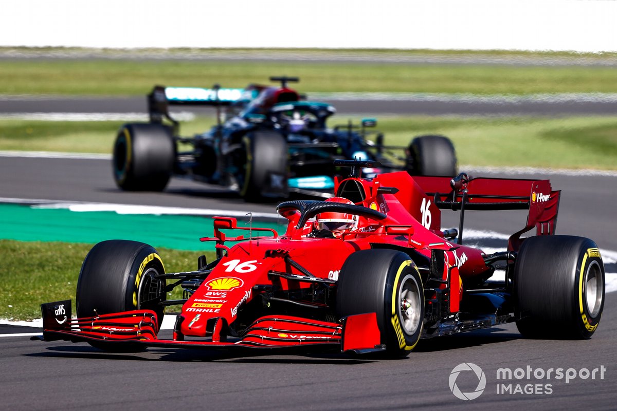 Charles Leclerc kontra Lewis Hamilton