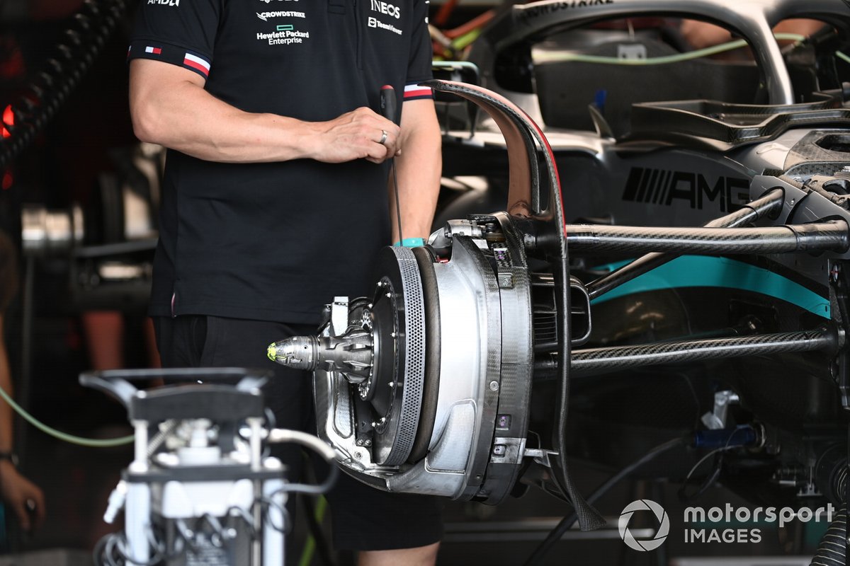 Detalle del conjunto de freno del Mercedes W13