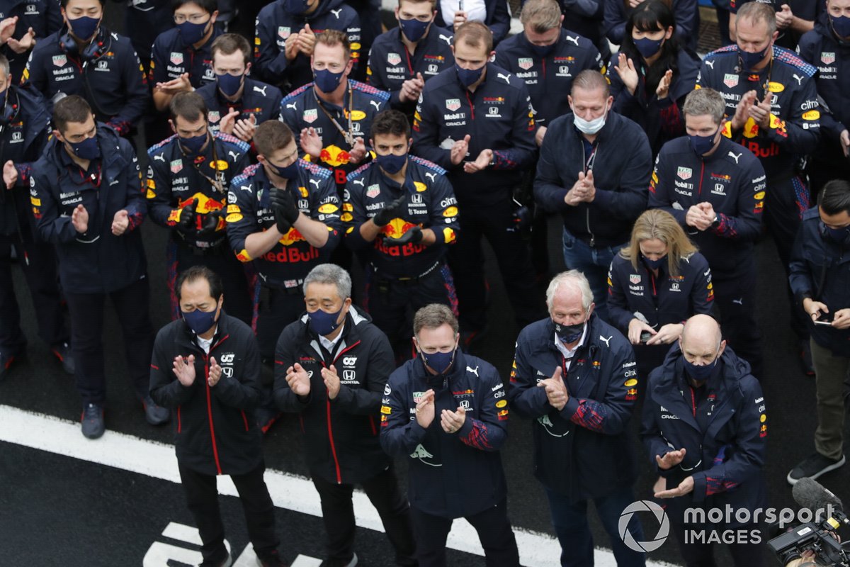 Toyoharu Tanabe, F1 Technical Director, Honda, Masashi Yamamoto, General Manager, Honda Motorsport, Christian Horner, Team Principal, Red Bull Racing, Helmut Marko, Consultant, Red Bull Racing, Adrian Newey, Chief Technical Officer, Red Bull Racing, and the Red Bull team gather for the podium ceremony