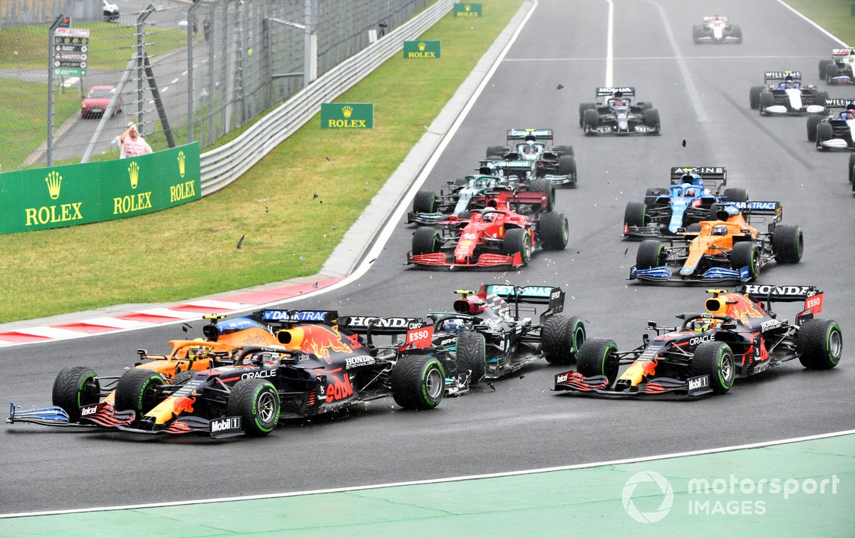 Valtteri Bottas, Mercedes W12, bentrokan dengan Lando Norris, McLaren MCL35M, dan Max Verstappen, Red Bull Racing RB16B, saat start GP Hungaria 2021.