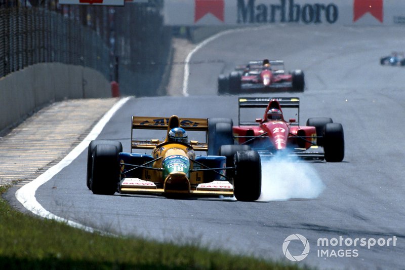 Michael Schumacher, Benetton B191B, Jean Alesi, Ferrari F92A'nın önünde ilerliyor.